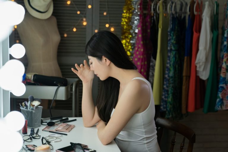 He Told His Actress Girlfriend She “Can’t” Change Backstage Around Men — Now Everyone’s Saying the Same Thing