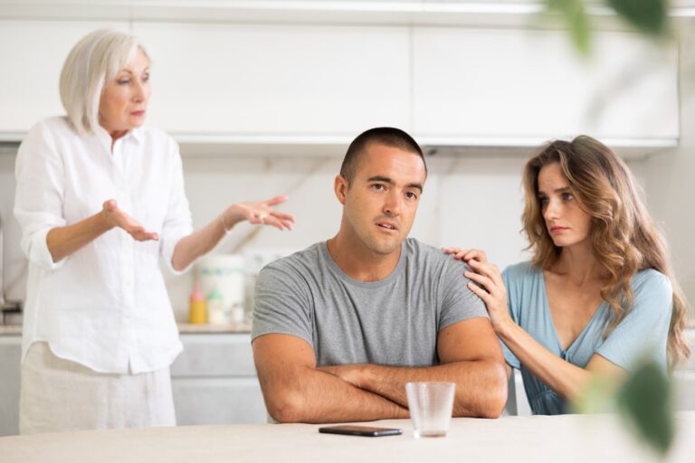 He Sided With His Mom Over Free Childcare — Now His Wife Wants to Cut Grandma Out of Their Son’s Life